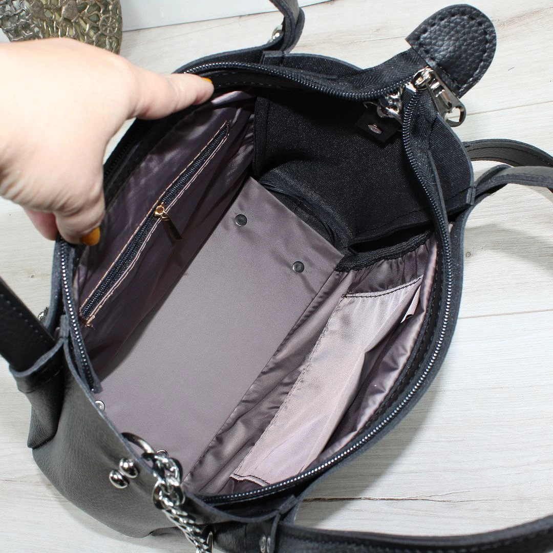 Жіноча сумка чорного кольору для роботи зі шкірозамінника